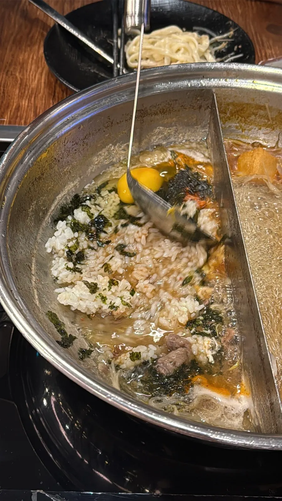 남은 육수에 칼국수 면을 넣은 마무리