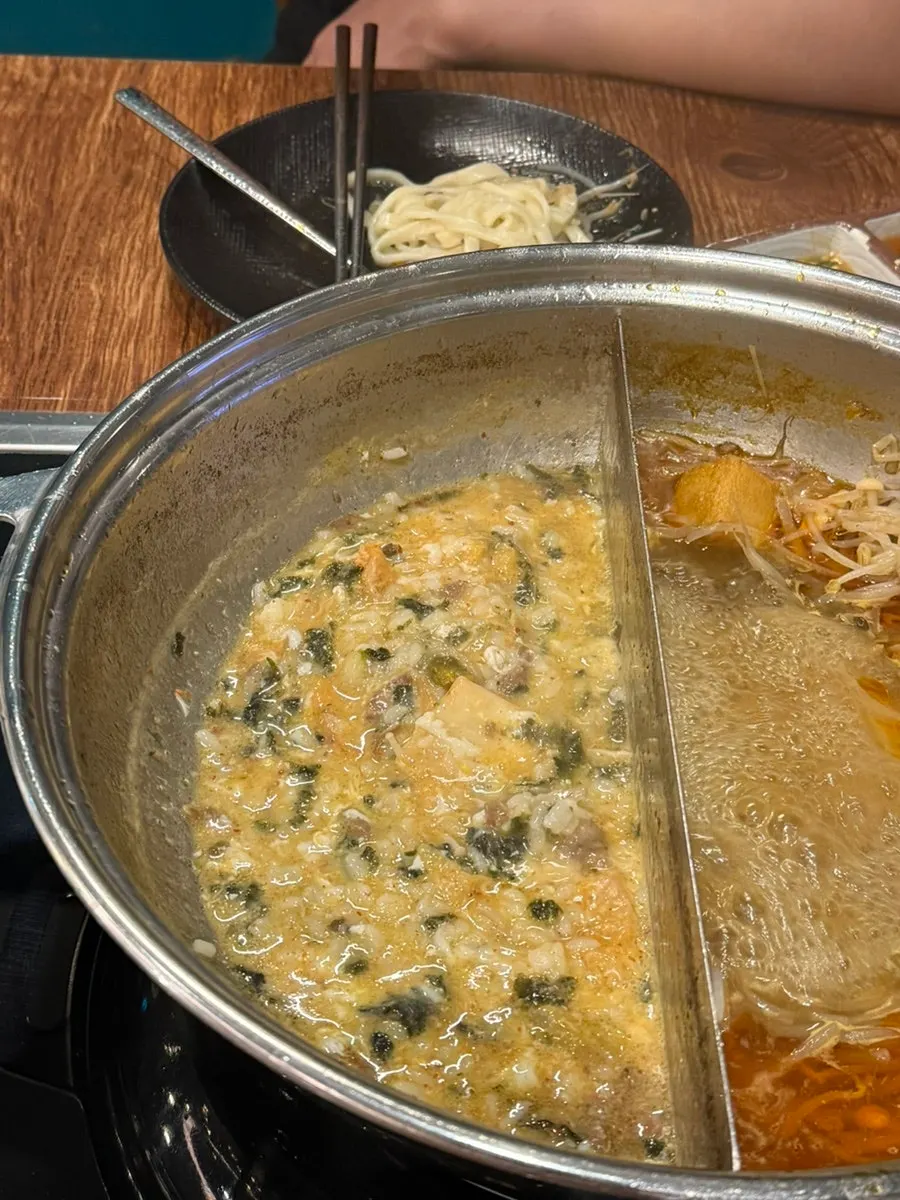 밥과 김가루를 넣어 끓인 꾸덕한 샤브죽