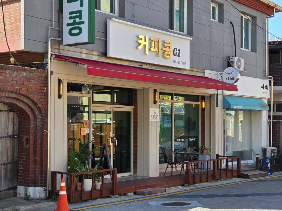 Eksterior kafe hand-drip Coffee Bean G1 di Sicheongdong-ro, Namwon