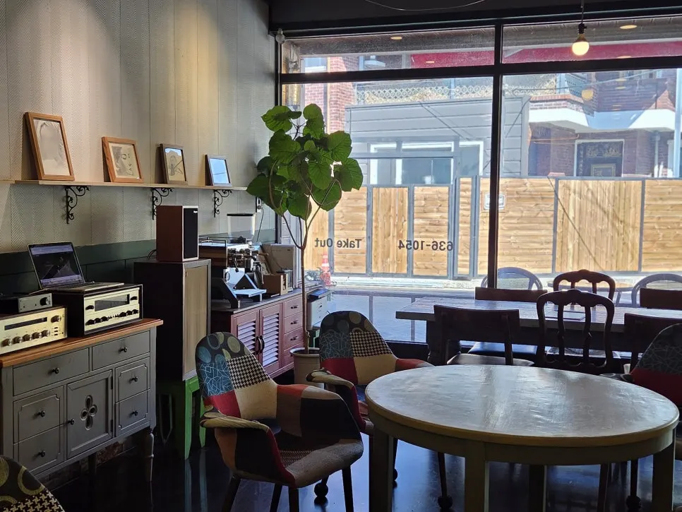 Tempat duduk di dalam Coffee Bean G1 dengan meja besar
