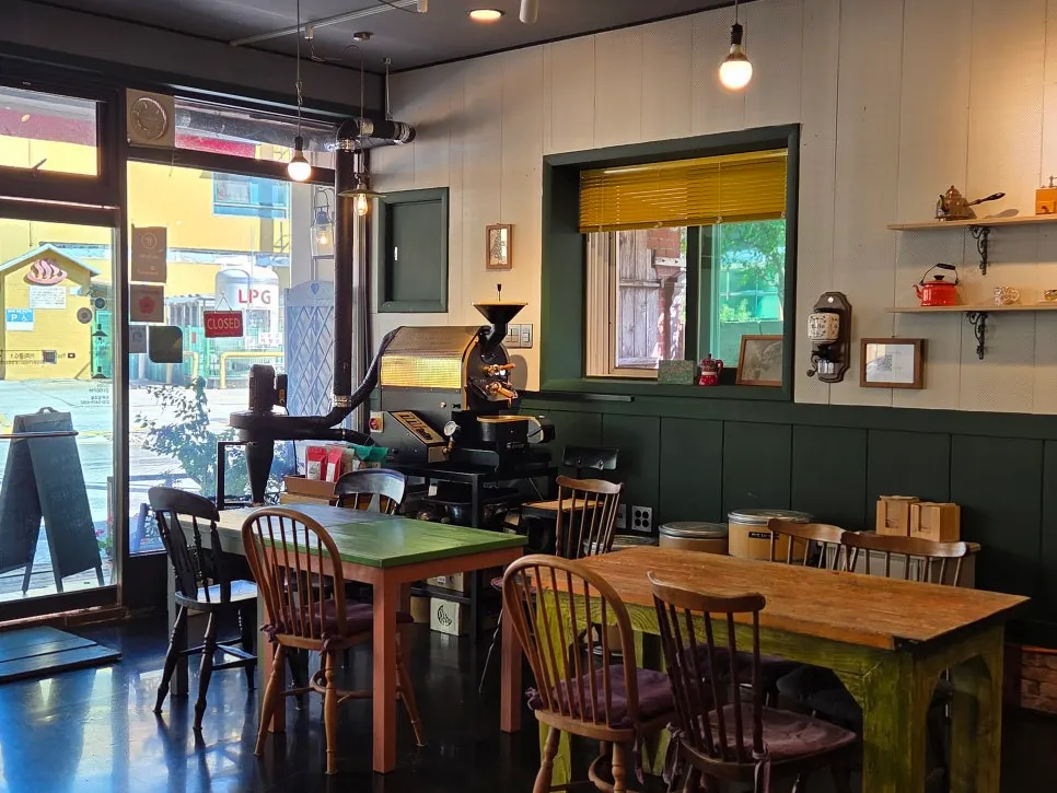 Interior kafe dengan furnitur bernuansa kayu