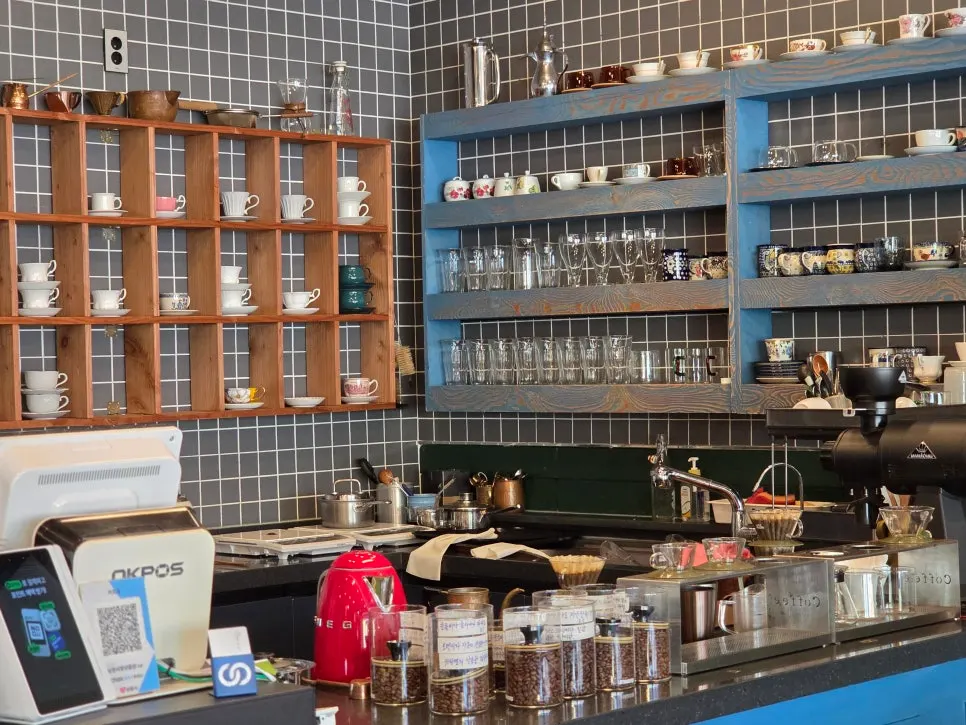 Pajangan kecil yang lucu di rak kafe