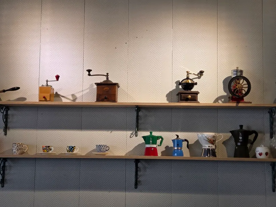Area pajangan dekorasi di Coffee Bean G1