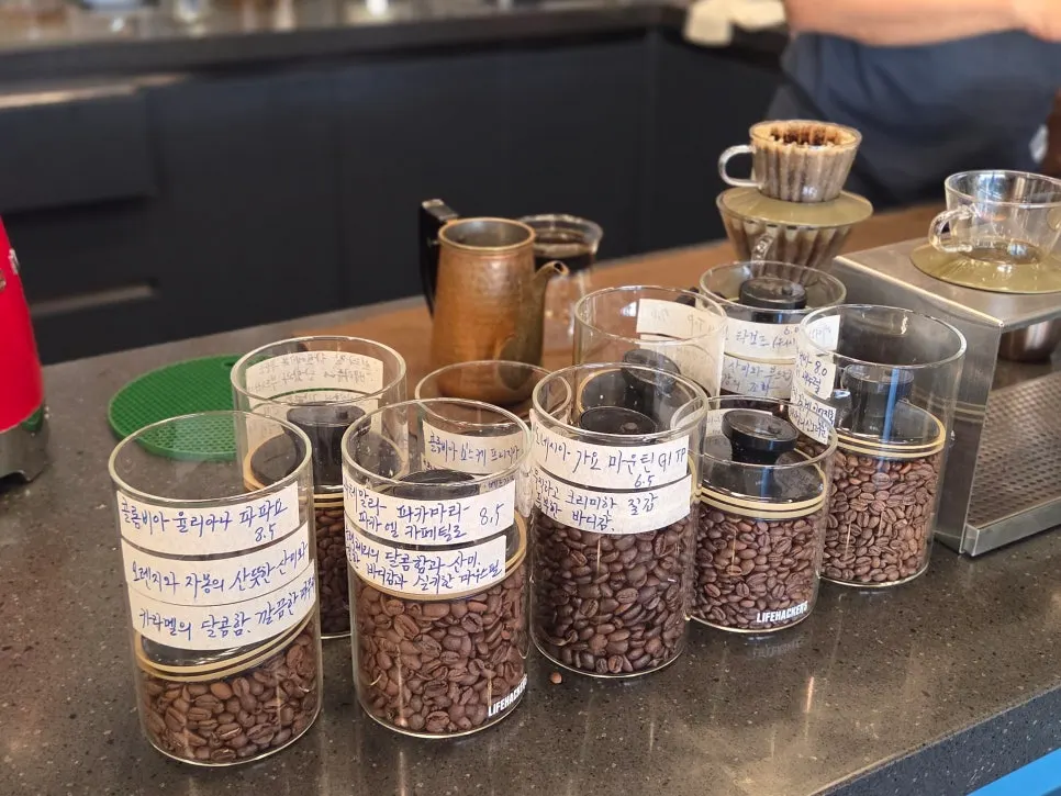 Rak berisi biji kopi yang dijual