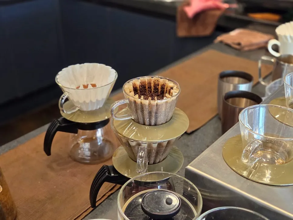 Proses menyeduh kopi hand-drip setelah dipesan