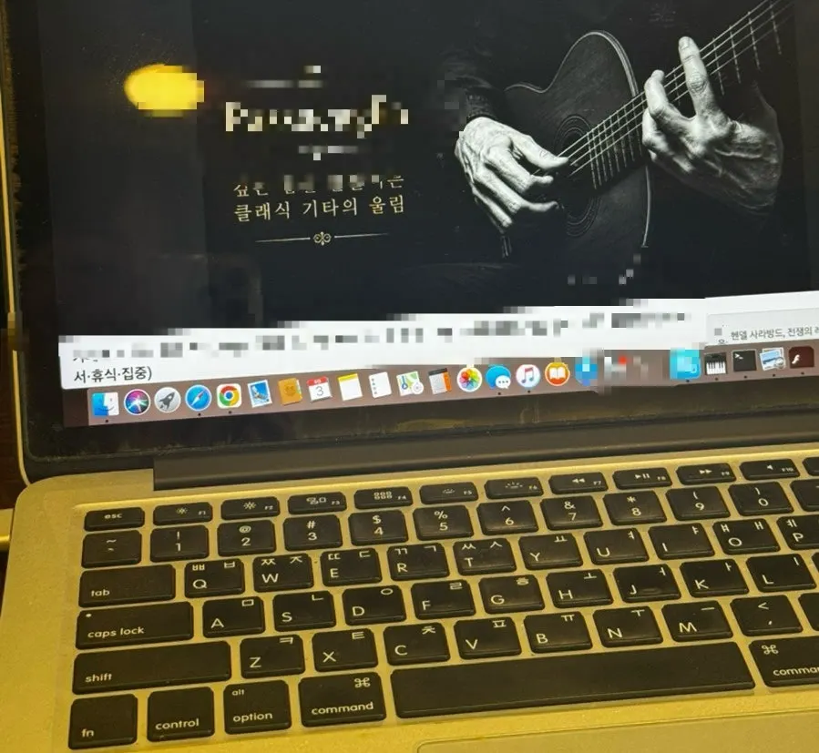 커피콩G1 테이블과 커피 잔