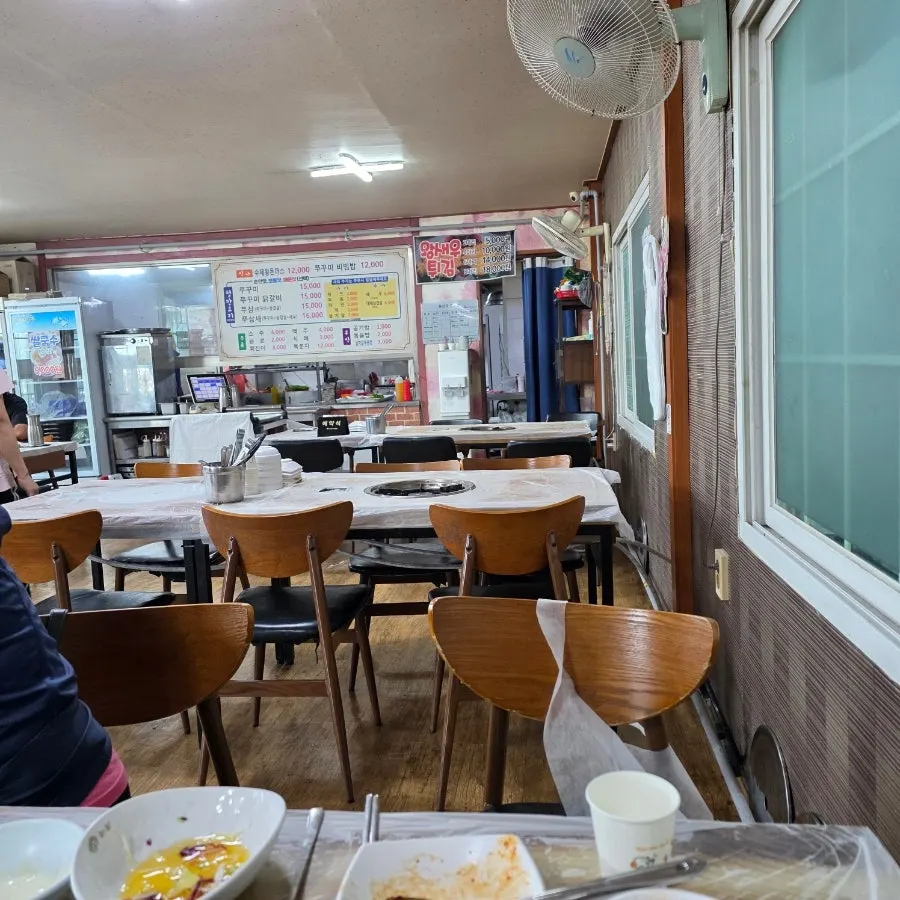 깔끔하게 정돈된 금성쭈꾸미 매장 내부