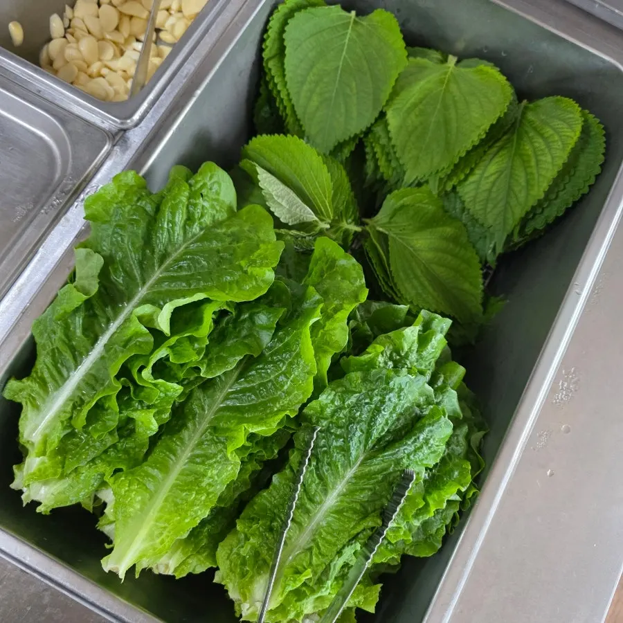 셀프바에 놓인 상추와 깻잎