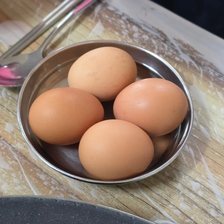 쌈 채소와 콩나물을 담아온 접시