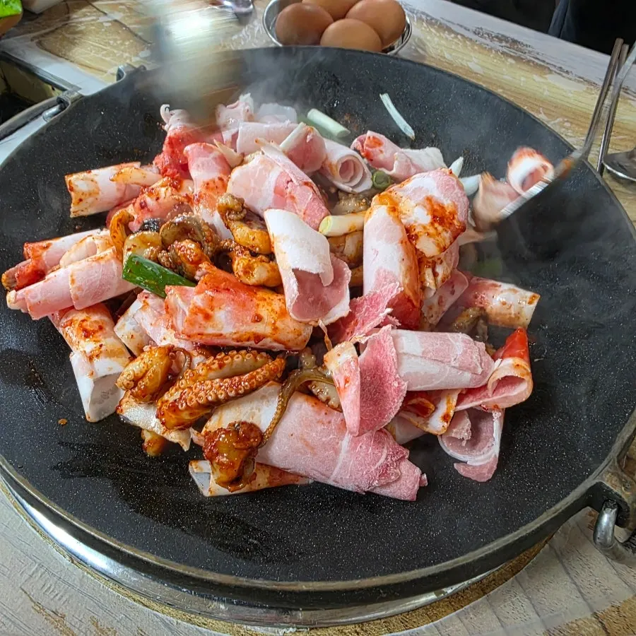 철판 위 대패삼겹살과 양념 쭈꾸미
