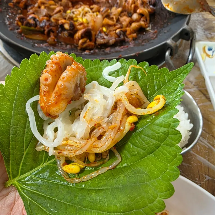 깻잎에 쭈꾸미와 콩나물을 올린 쌈