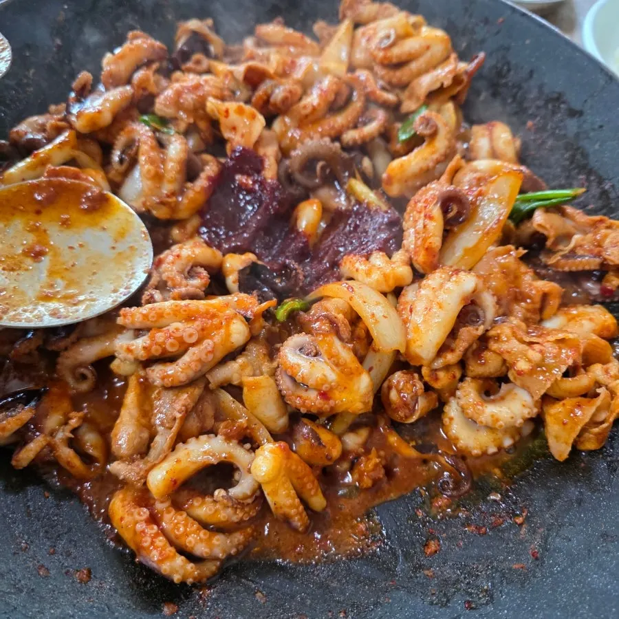보통맛 양념이 배어든 쭈꾸미와 삼겹살