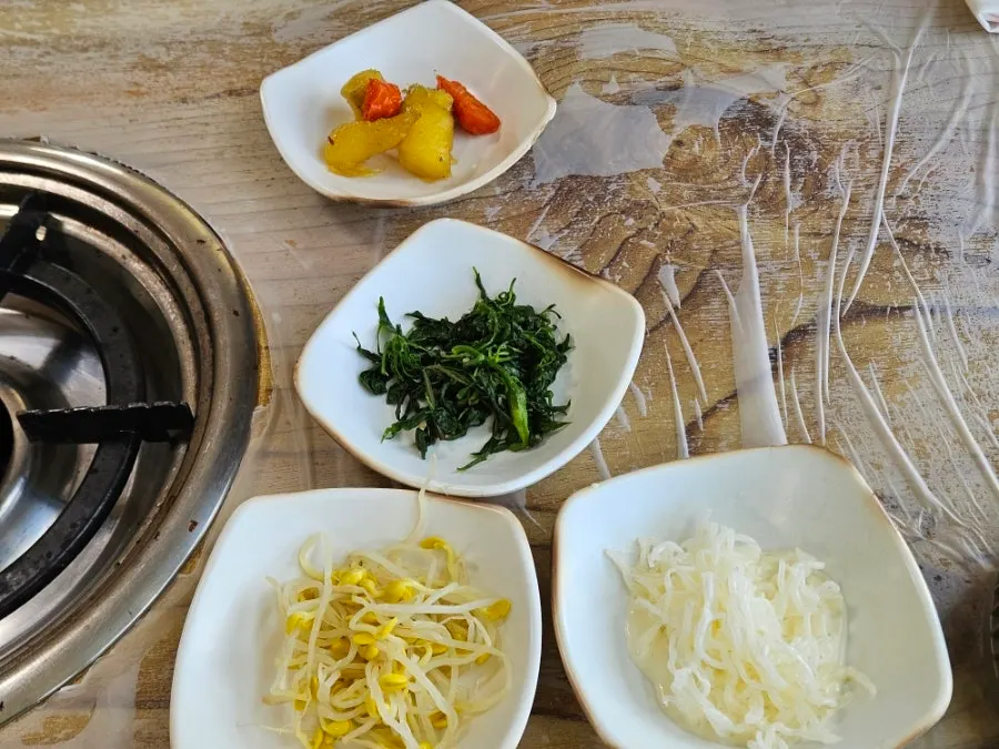 쌈채소와 나물 등 밑반찬 접시