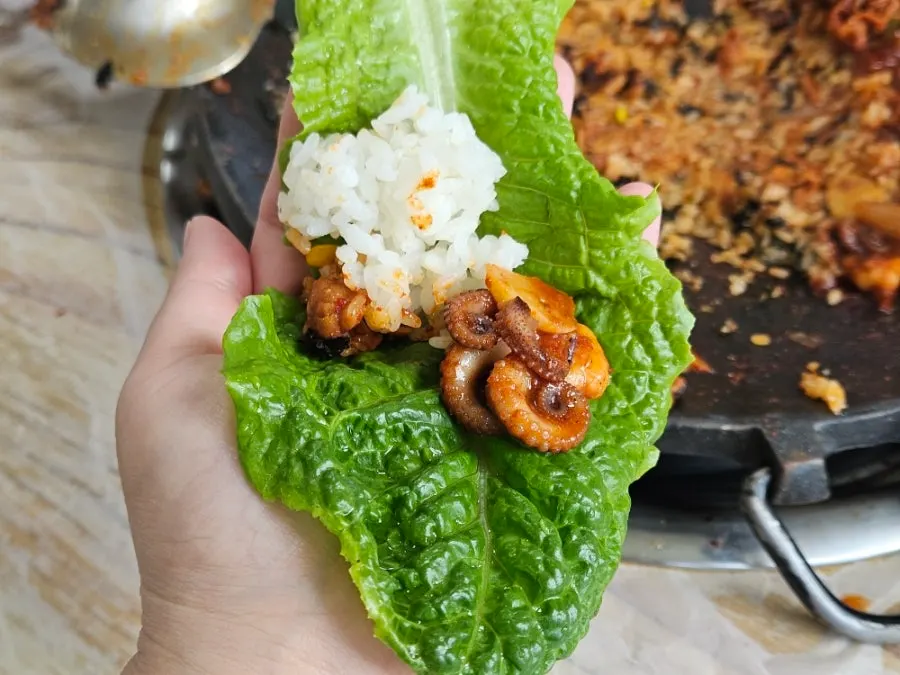 완성된 볶음밥 한 숟갈