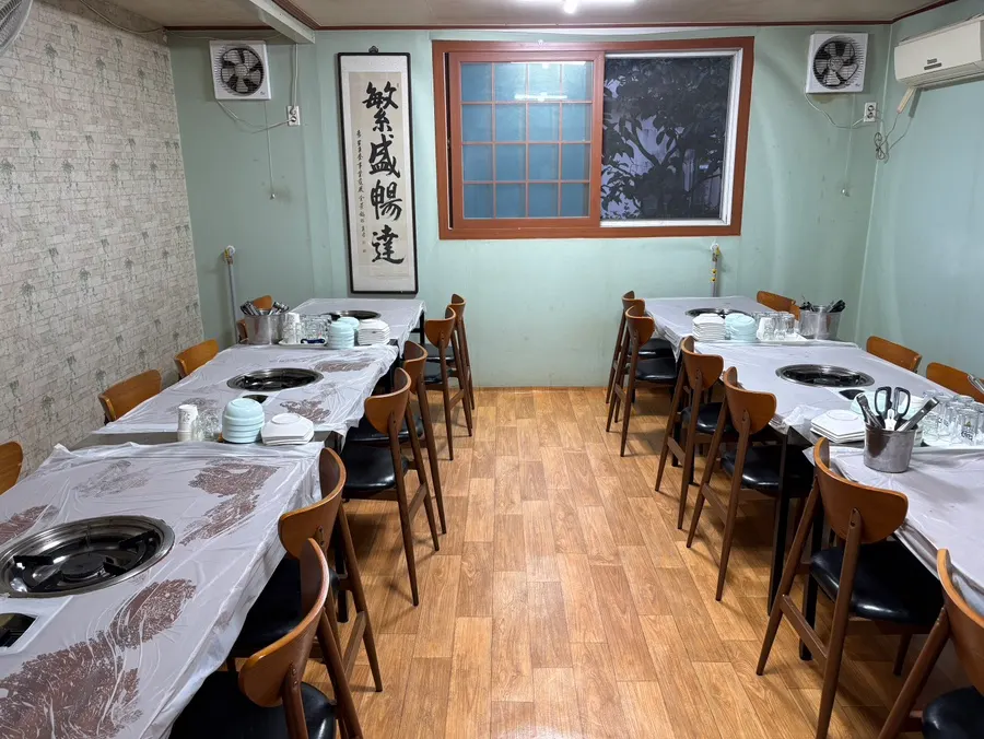 Group room seating in the annex at Geumseong Jjukkumi
