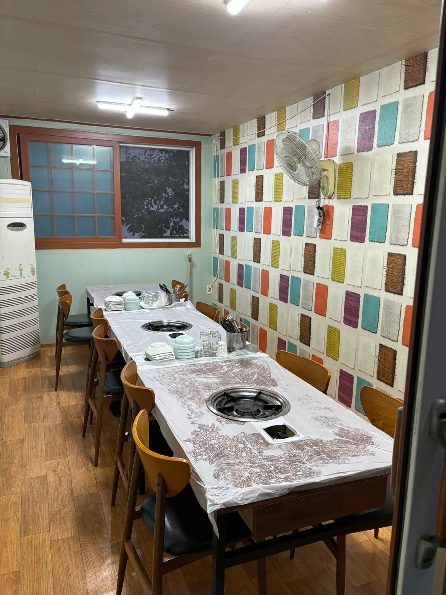 Interior of a group room for gatherings at Geumseong Jjukkumi