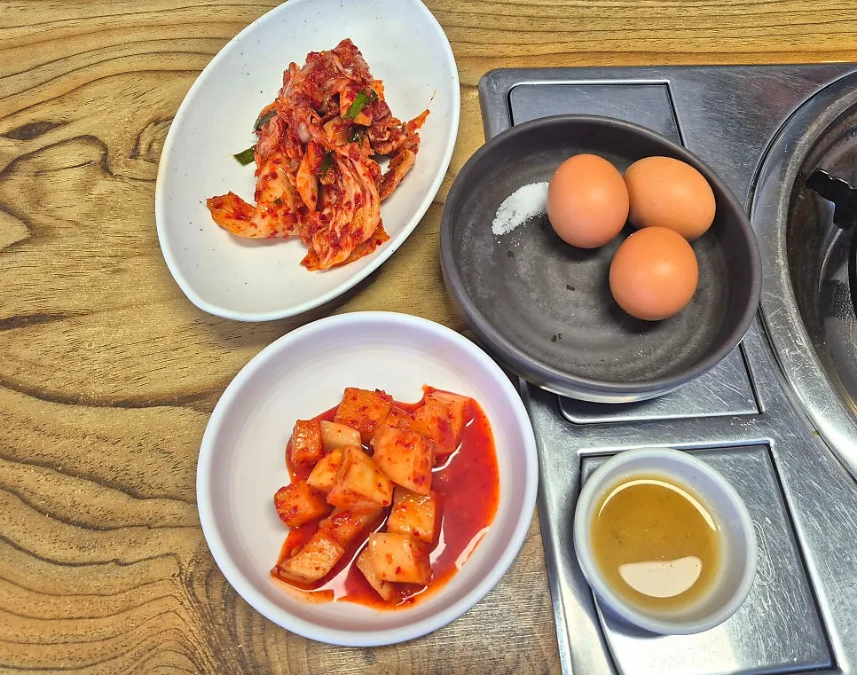 Basic side dishes served alongside the kalguksu