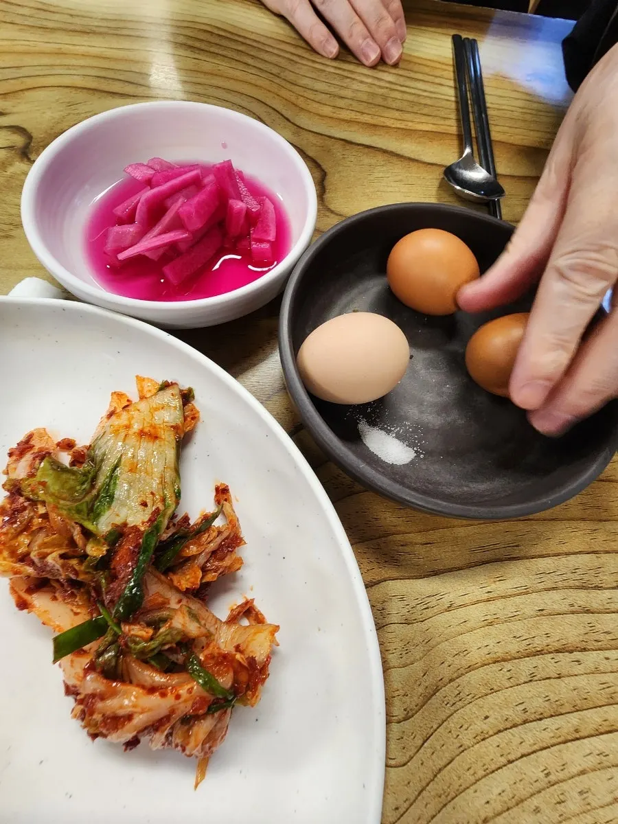 김치와 함께 차려진 기본 반찬