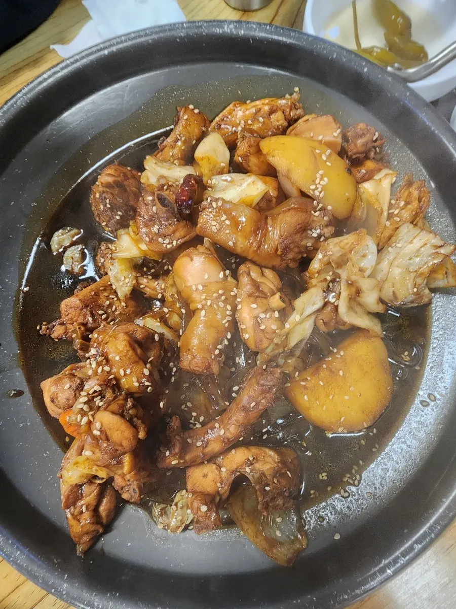 커다란 팬에 담겨 나온 찜닭 한 상