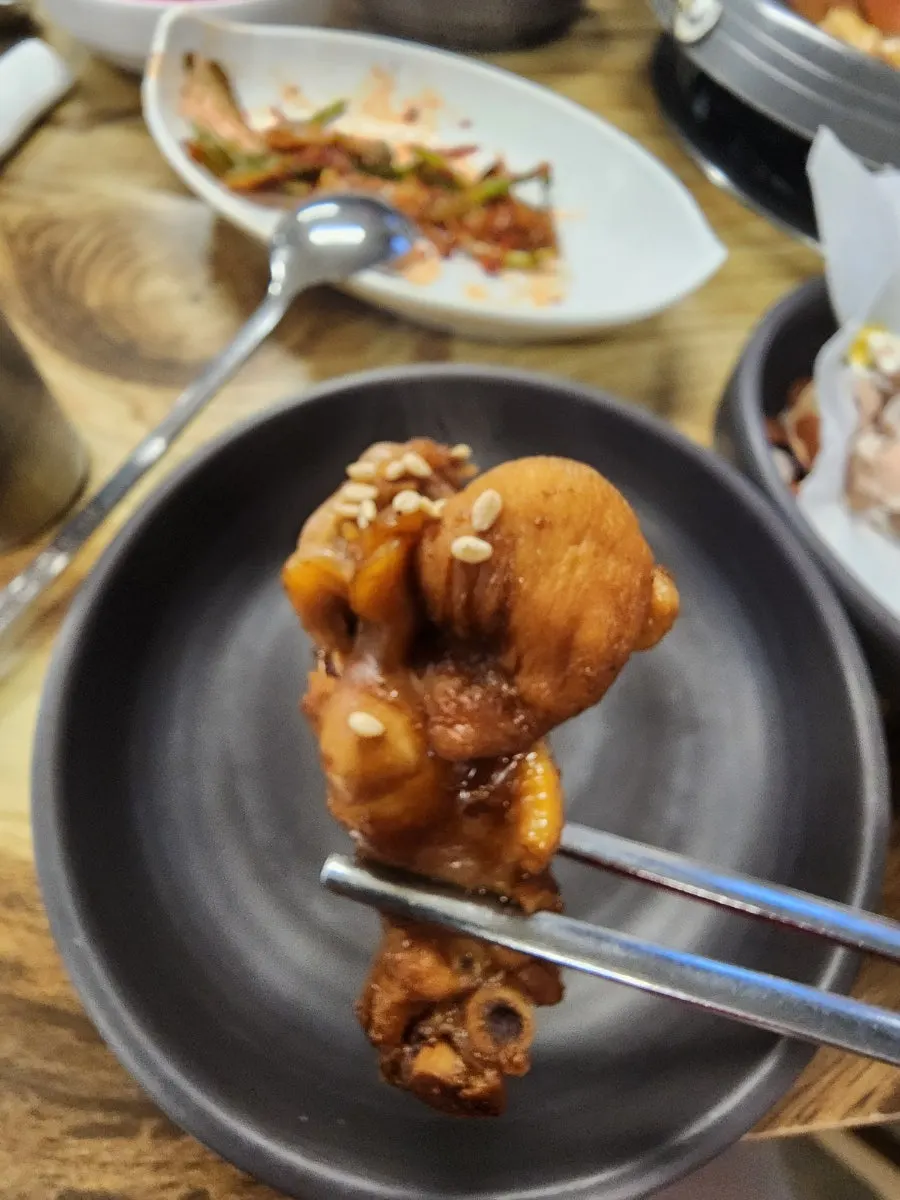 닭고기와 감자, 당면이 어우러진 중간맛 찜닭