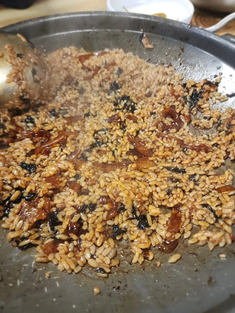 김가루를 올린 찜닭 양념 볶음밥