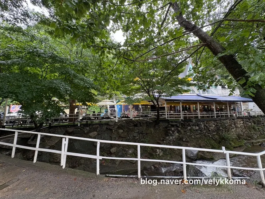 묘적사계곡 근처 산자락에 자리한 식당 주변 풍경