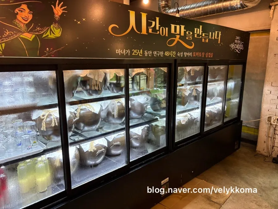 보슬비 내리는 계곡 옆 테라스 좌석