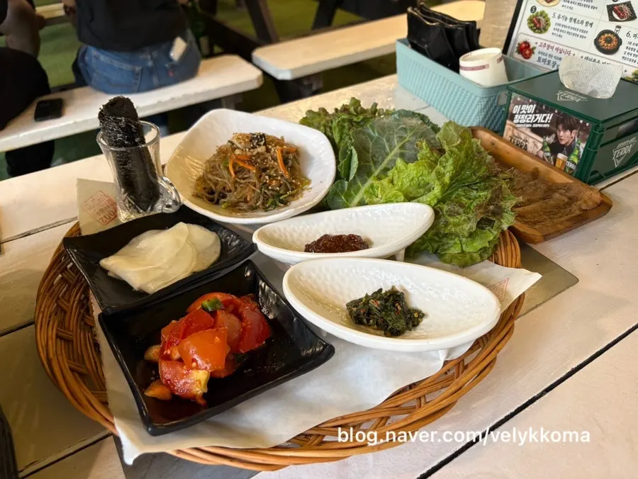 테라스 자리에서 바라본 계곡과 숲 뷰