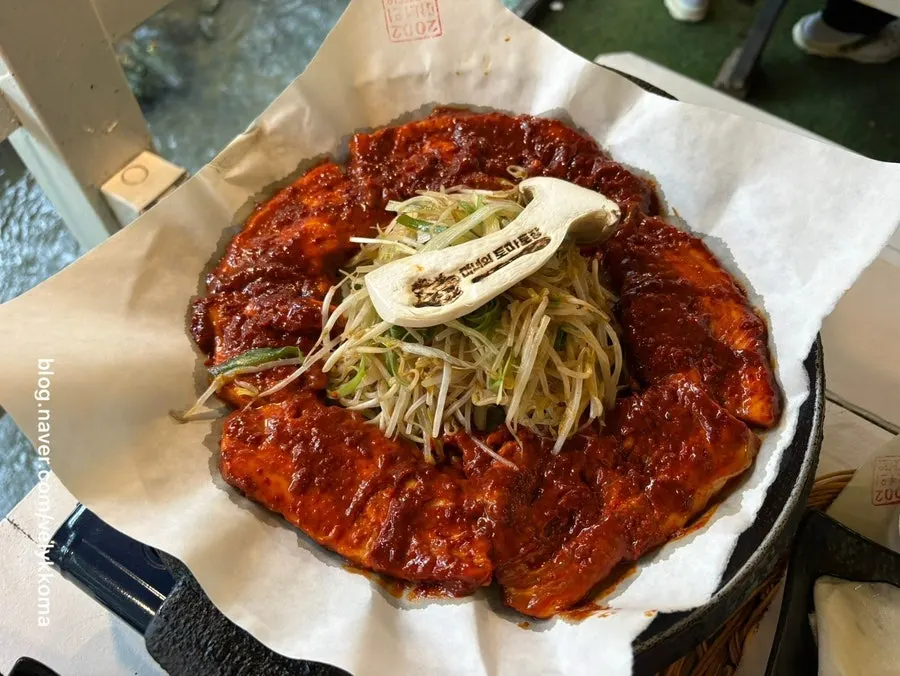 셀프바에서 담아온 밑반찬과 토마토김치