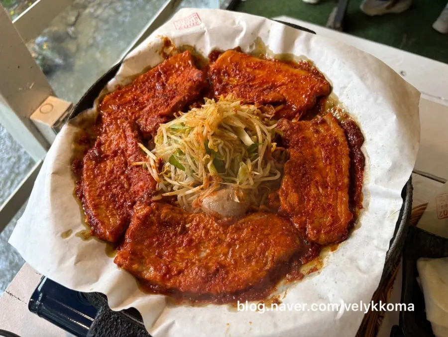 불판에 올라간 항아리 숙성 토마토장 삼겹살