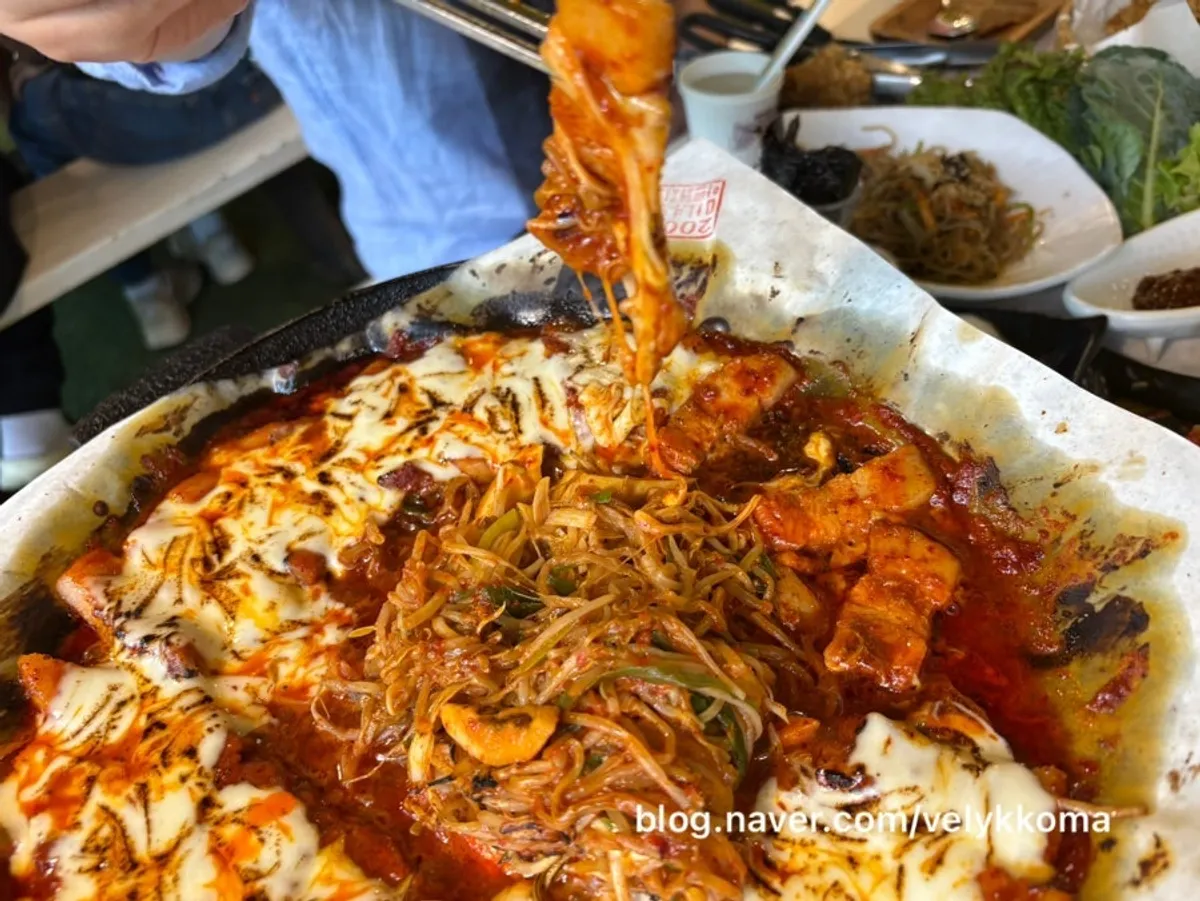치즈를 올려 토치로 불맛을 낸 토마토장 삼겹살