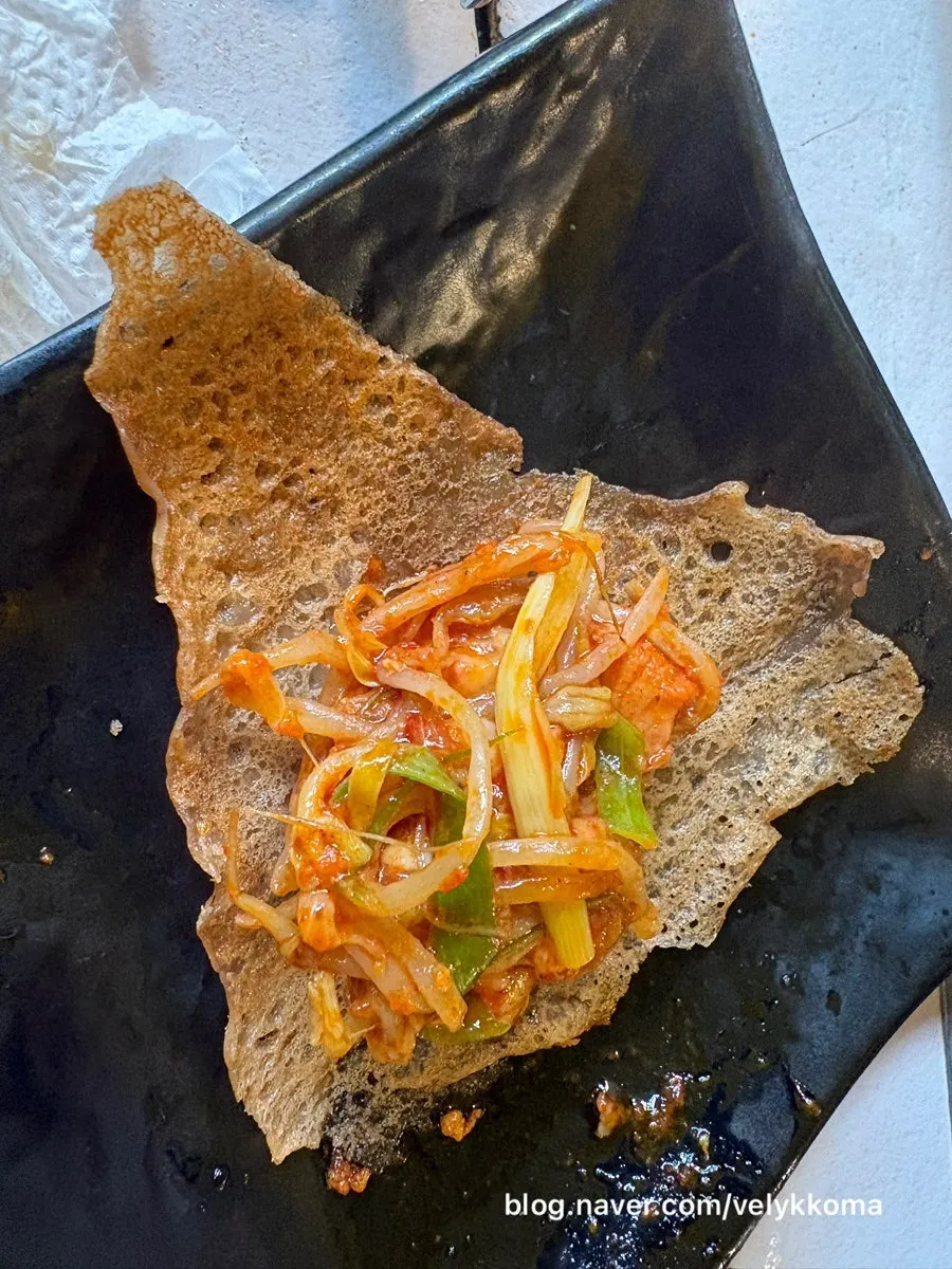 테이블에 놓인 맛있게 먹는 방법 안내