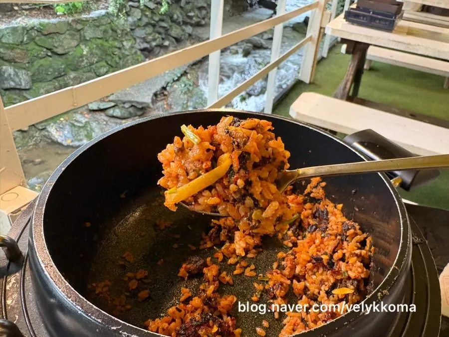 날치알과 누룽지가 어우러진 가마솥 볶음밥 한 숟갈
