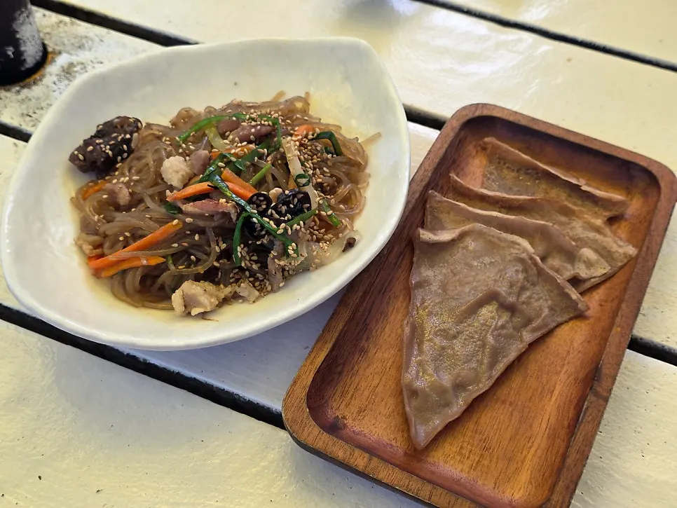 토마토장 삼겹살과 함께 차려진 기본 상차림