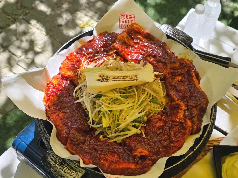 쌈 채소와 곁들임 반찬이 놓인 테이블