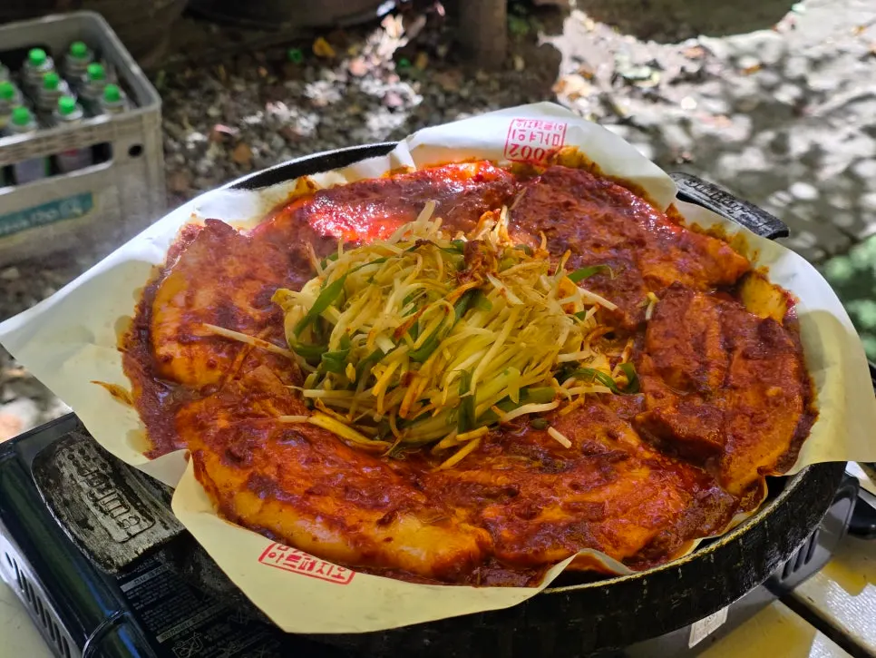 붉은 양념이 올라간 토마토장 삼겹살 클로즈업