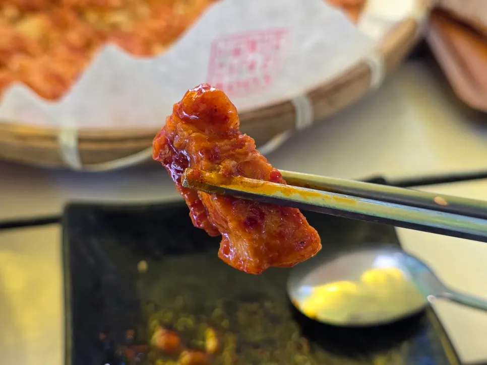 불판에서 익어가는 삼겹살 위에 올린 치즈