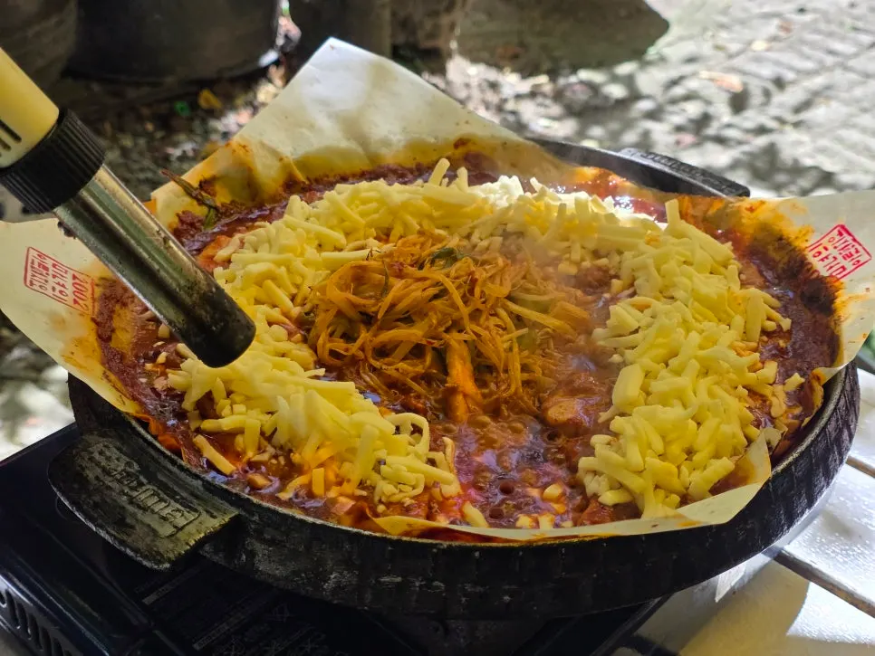 치즈 전에 먼저 덜어낸 토마토장 삼겹살 한 조각
