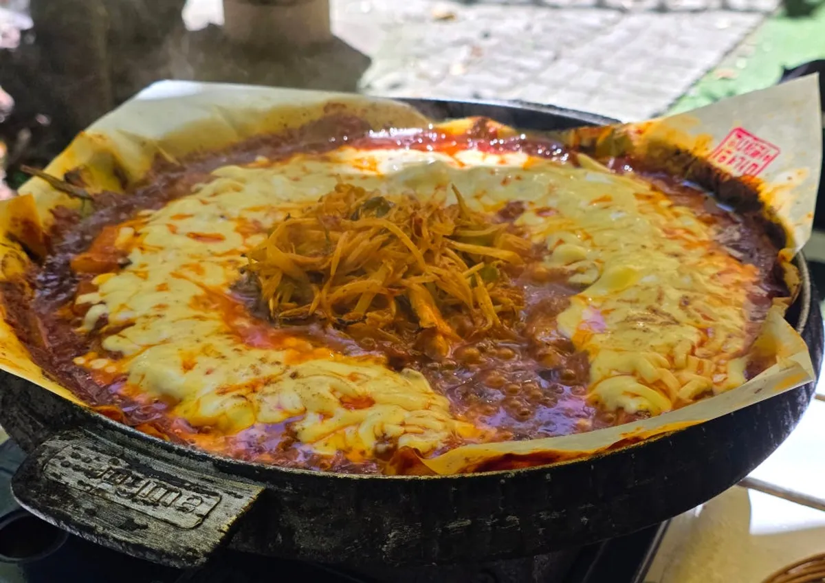 토치로 녹인 치즈가 덮인 토마토장 삼겹살