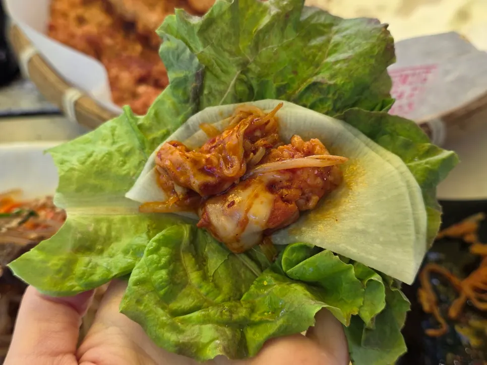 치즈 올린 삼겹살을 쌈 채소에 올린 모습