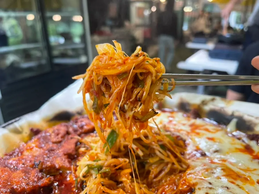 Half-and-half cheese tomato-jang pork belly grilling