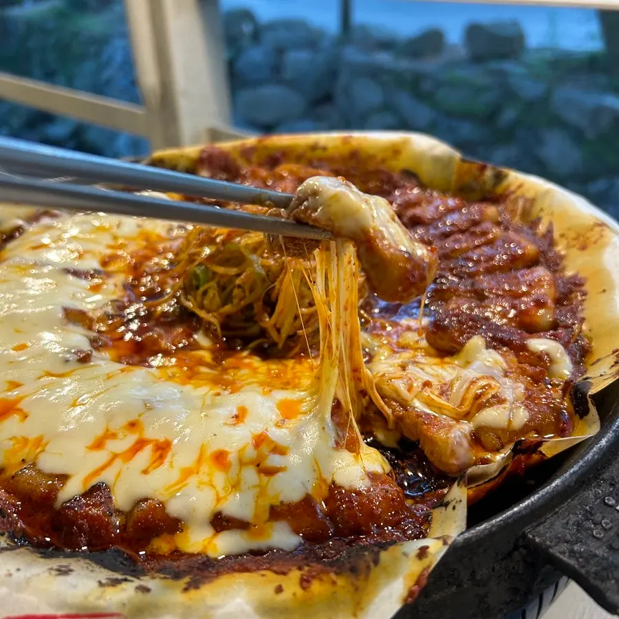 Cheese tomato-jang pork belly stretching in long strings