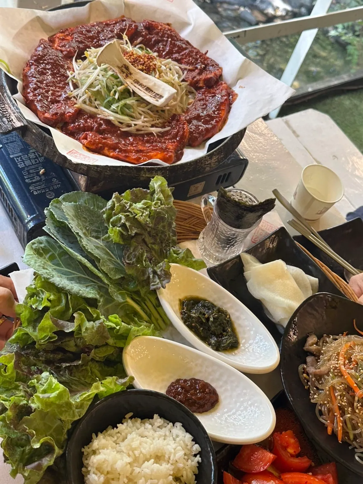 Self-serve bar corner where guests pick up side dishes