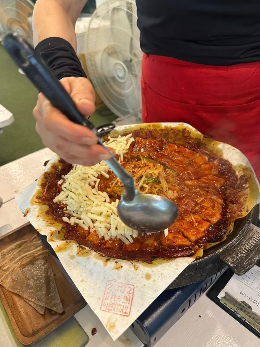 Tomato-sauce pork belly cut by staff