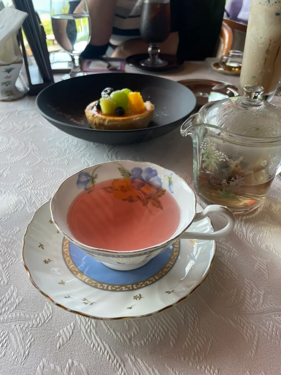 Blue Mallow herbal tea with lemon juice being added
