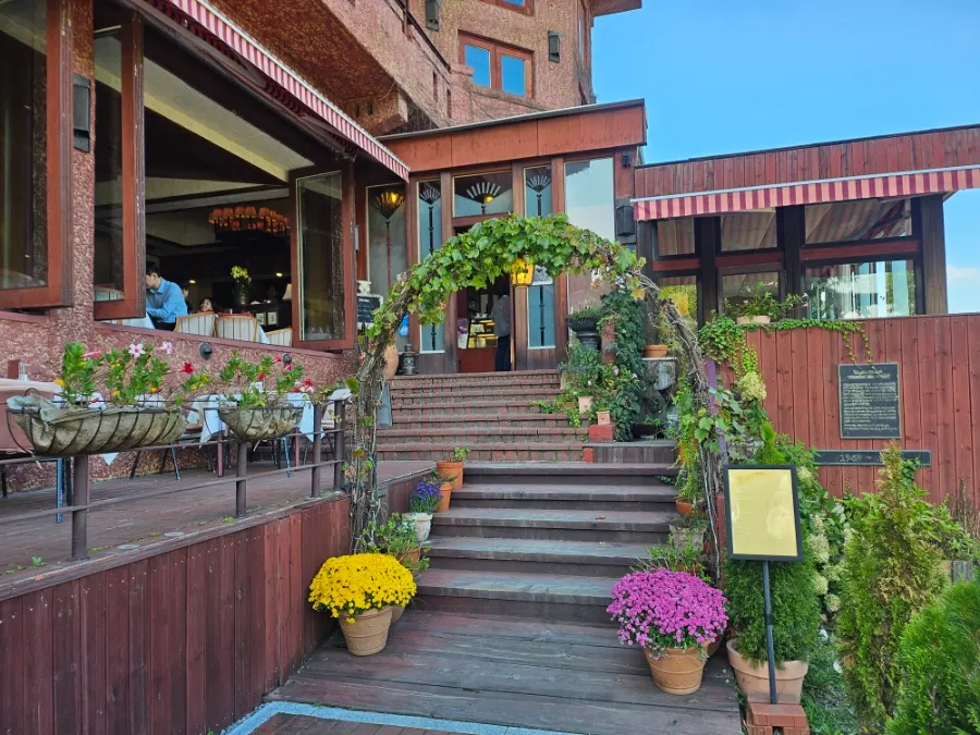 Exterior view of Waltz and Dr. Mahn, a Bukhan River café in Namyangju