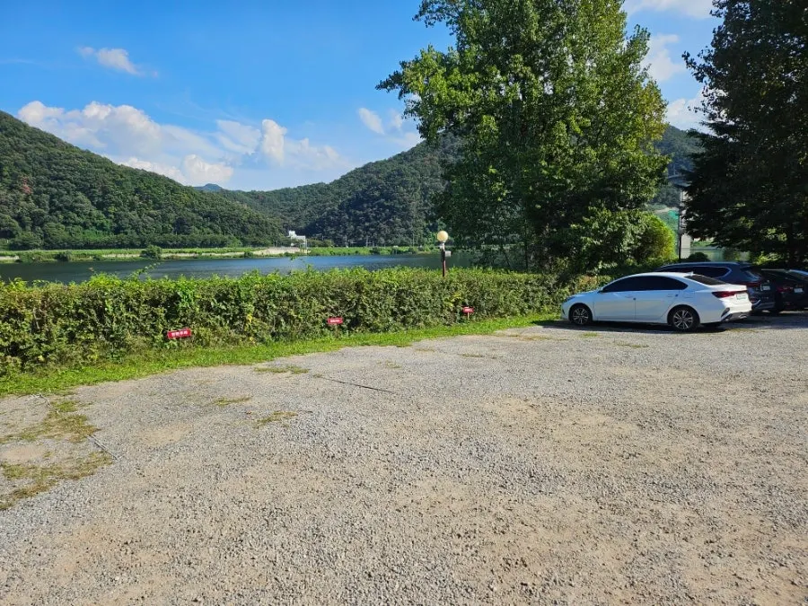 Parking area and entrance in front of the café