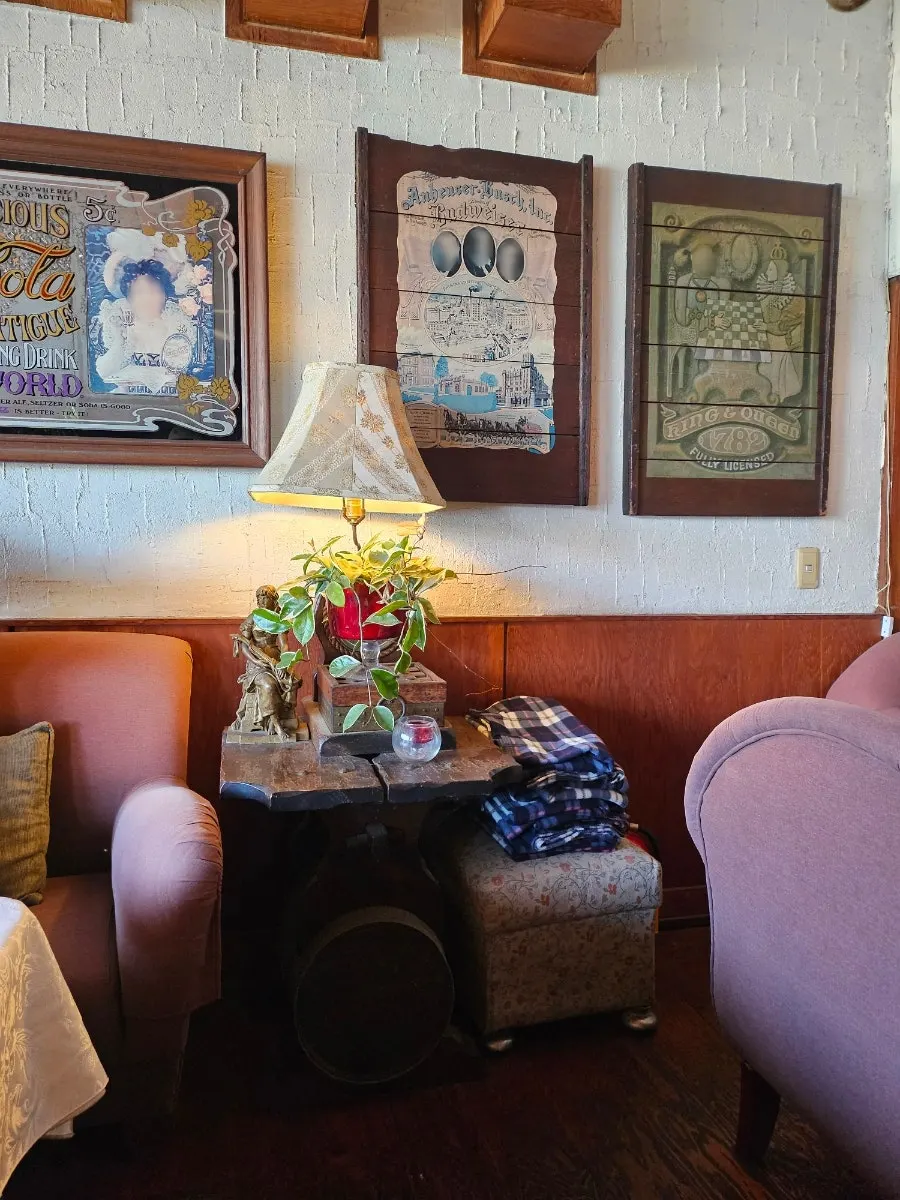 The classic-mood interior of Waltz and Dr. Mahn