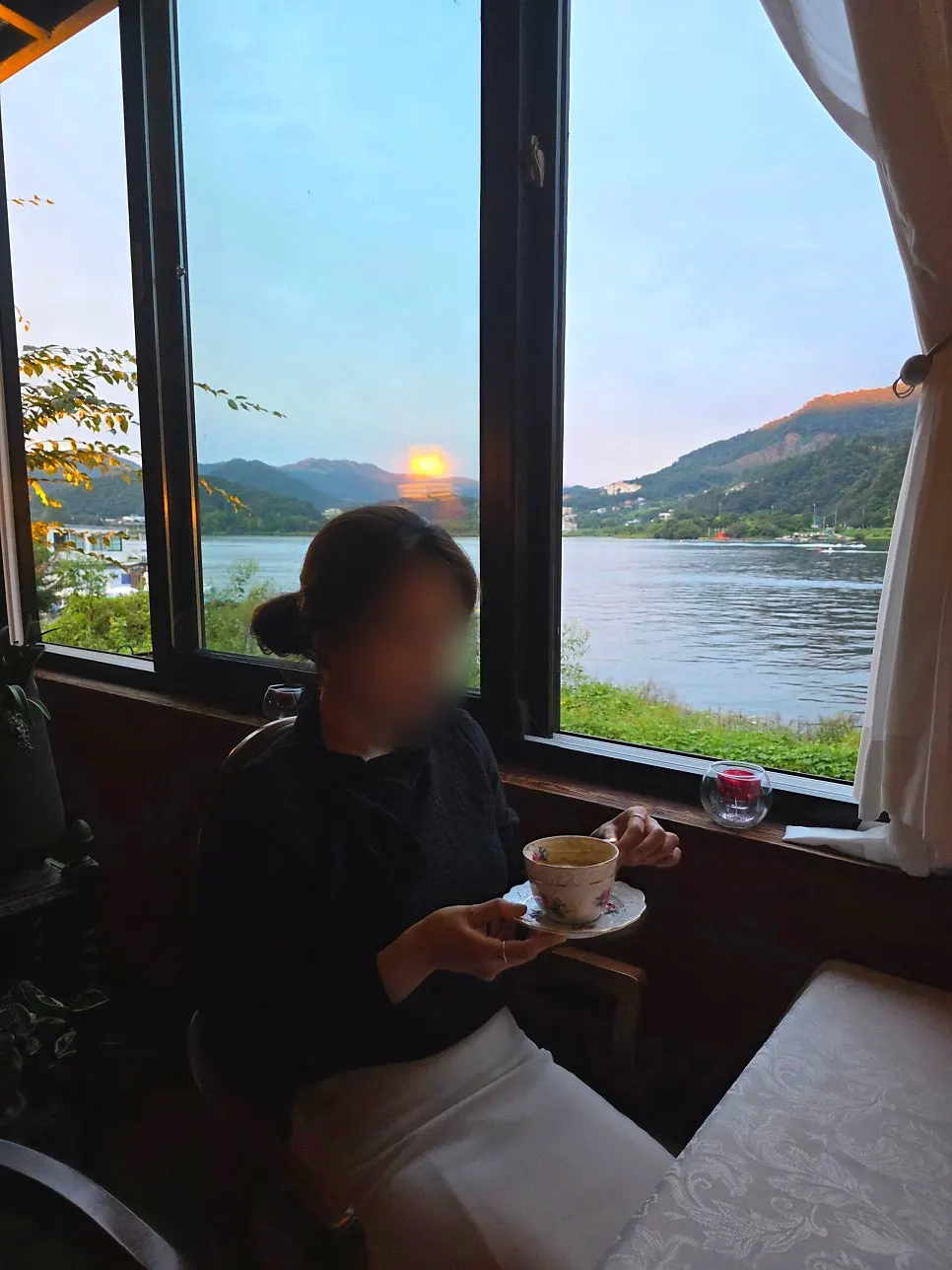 저녁 조명 아래 창가 자리