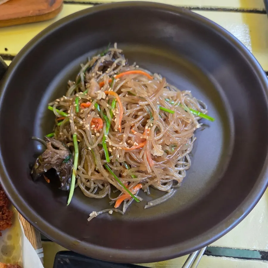 기본 밑반찬을 가져다 먹는 셀프바